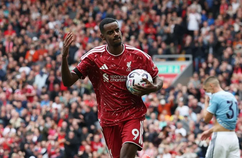 SOCCER-ENGLAND-LIV-NFO:Soccer-Munoz earns Liverpool draw with Forest, Hull up to second, Newcastle beat Spurs