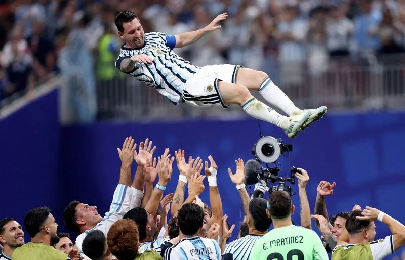 SOCCER-ARGENTINA-MESSI:Soccer-Argentina's Messi ends international career