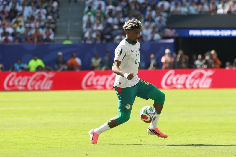 SOCCER-ENGLAND:Soccer-Premier League clubs smash summer transfer spending record