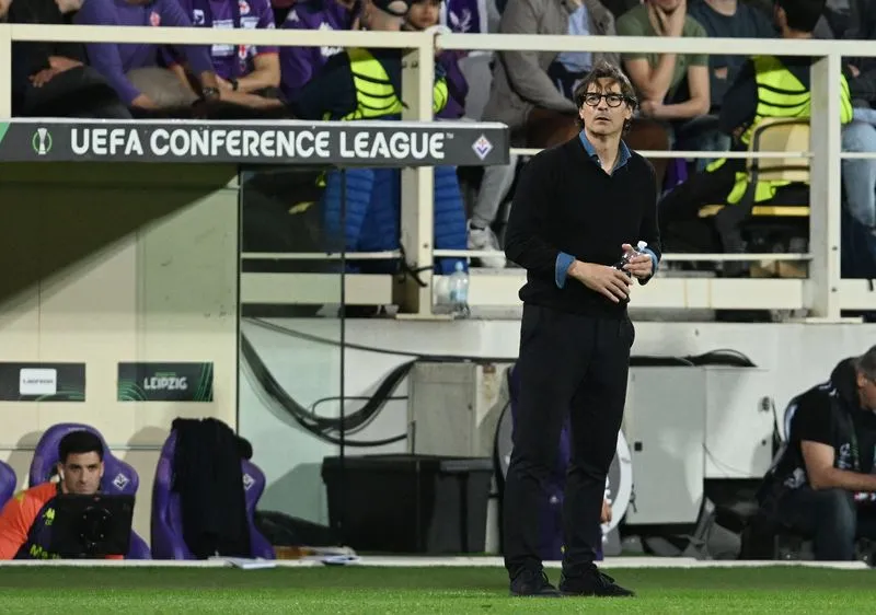 SOCCER-ITALY-FIO:Soccer-Fiorentina turn to familiar face Vanoli after sacking Grosso