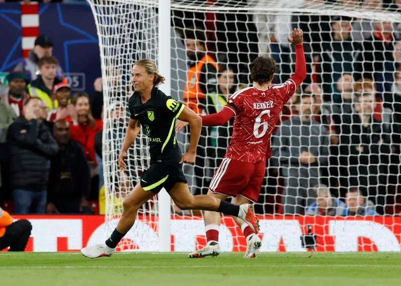 SOCCER-CHAMPIONS:Soccer-PSG score six to launch Champions League defence, Arsenal win late at Napoli