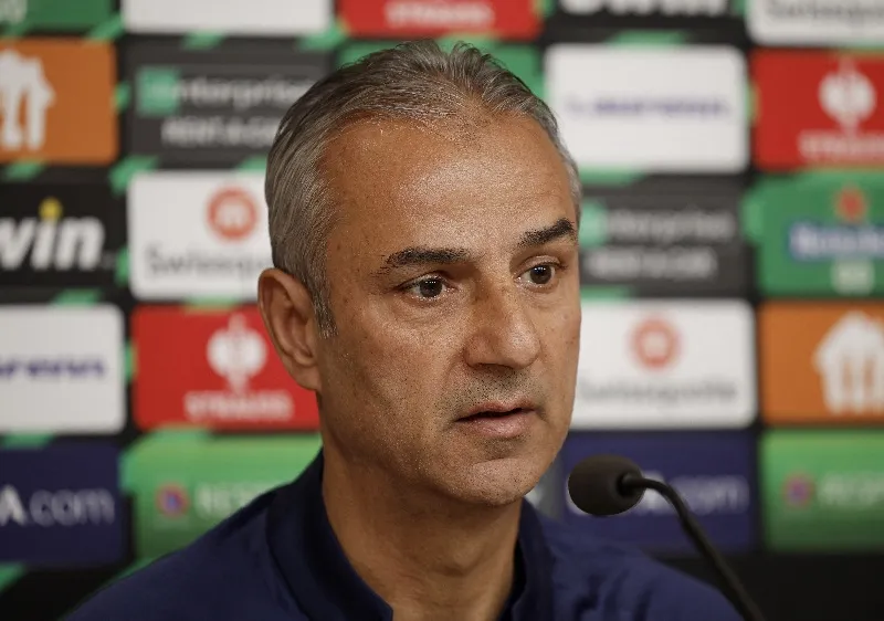 SOCCER-TURKEY-FENERBAHCE:Soccer-Fenerbahce coach announces resignation, club president tells him to stay