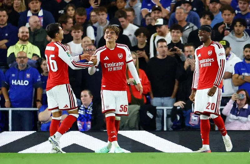 SOCCER-ENGLAND-IPS-ARS:Soccer-Teenager Dowman scores twice as Arsenal progress in League Cup