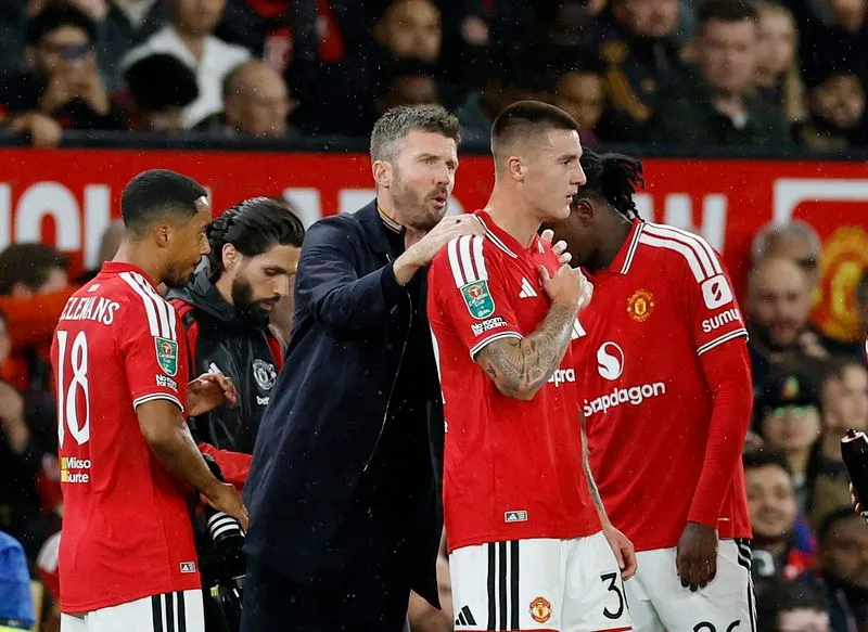 SOCCER-ENGLAND-FUL-MUN-PREVIEW:Soccer-Carrick brushes aside questions over future as United seek turnaround