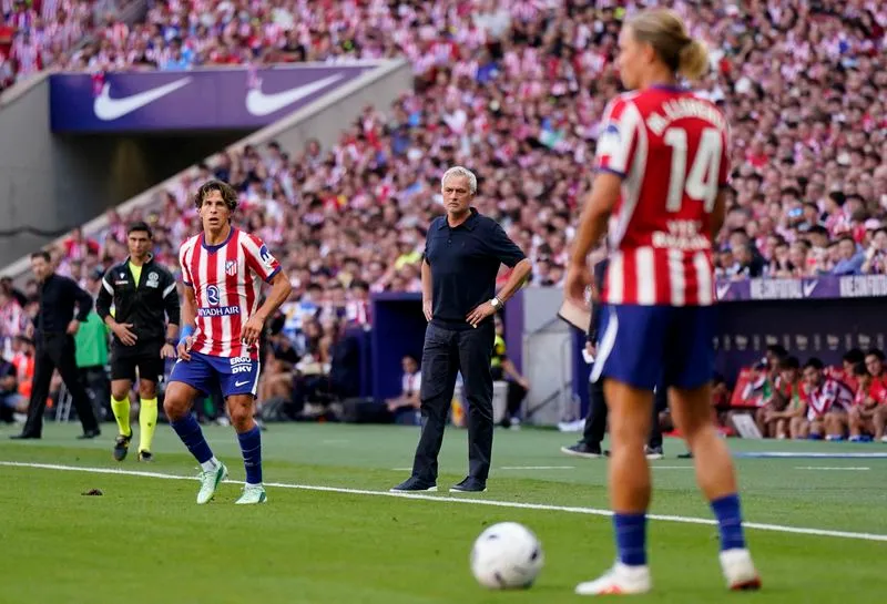 SOCCER-SPAIN-ATM-RMA:Soccer-Mourinho fumes at referee, Simeone urges respect after fiery Madrid derby