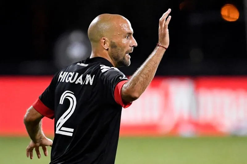 SOCCER-USA-HIGUAIN:Soccer-Crew sack Higuain after accusation of sexism towards referee
