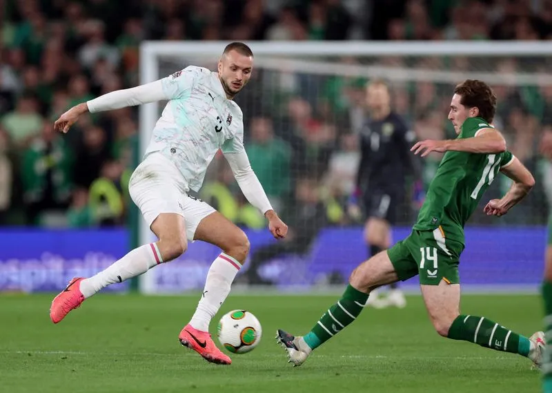 SOCCER-UEFANATIONS-IRL-AUT:Soccer-Ireland and Austria draw 2-2 in game briefly halted by protesters