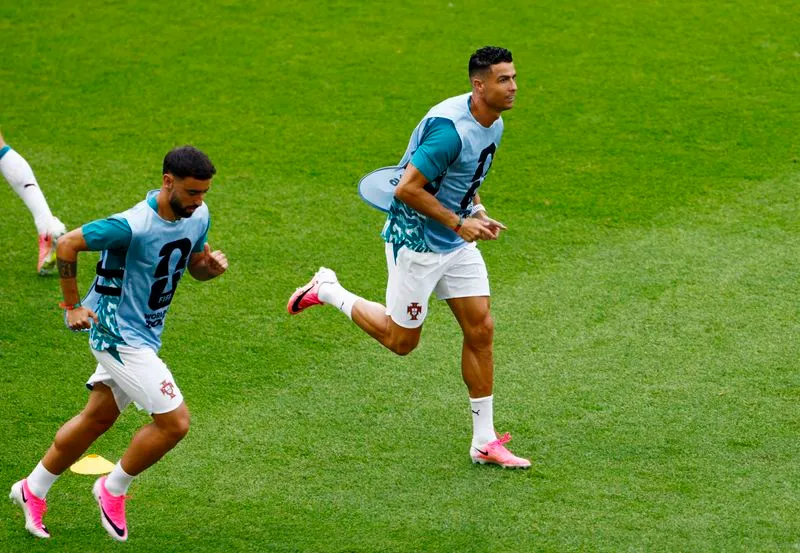 SOCCER-UEFANATIONS-POR-NOR-PREVIEW:Soccer-Fernandes rejects talk of Portugal rift after Ronaldo's abrupt departure