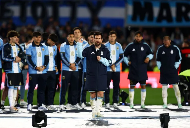 SOCCER-ARG-MESSI:Soccer-Ronaldo hails Messi after Argentina great says he already misses national team