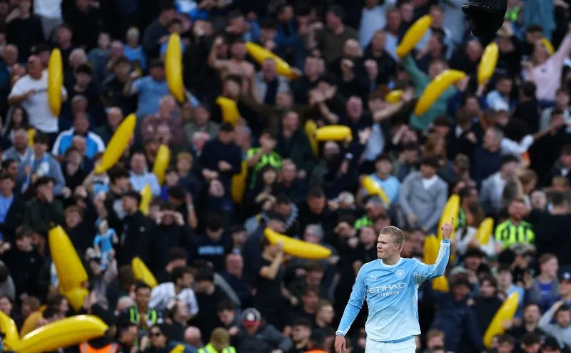 SOCCER-ENGLAND-LIV-MCI:Soccer-Manchester City met at Anfield with boos and 'cheat' taunts