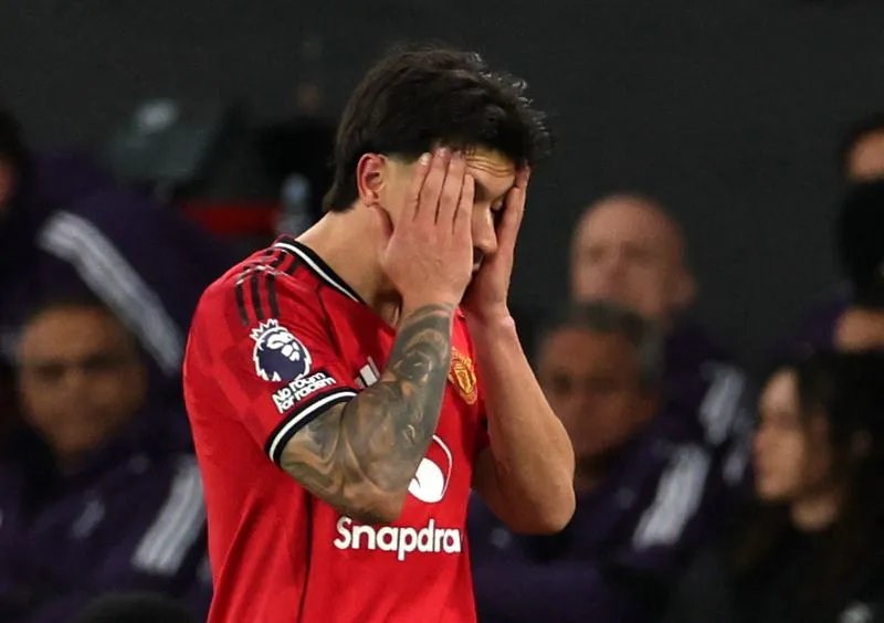 SOCCER-CHAMPIONS-ATM-MUN:Soccer-Martinez slams Man Utd hierarchy after Atletico defeat