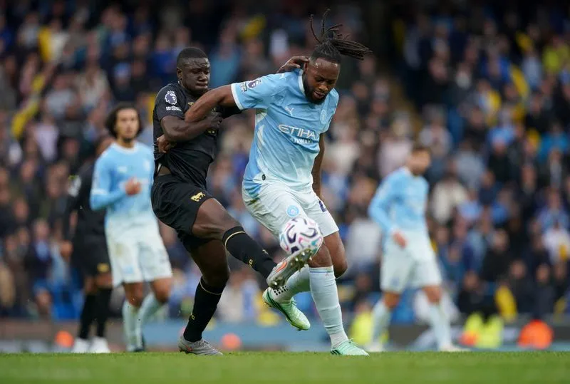 SOCCER-ENGLAND-MCI-IPS:Soccer-City's flying start comes at a cost, with Haaland limping off