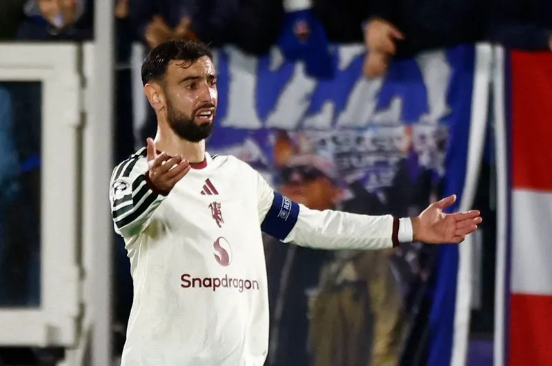 SOCCER-CHAMPIONS-MUN-ROONEY:Soccer-Rooney labels Man United players 'selfish' after Fernandes criticism