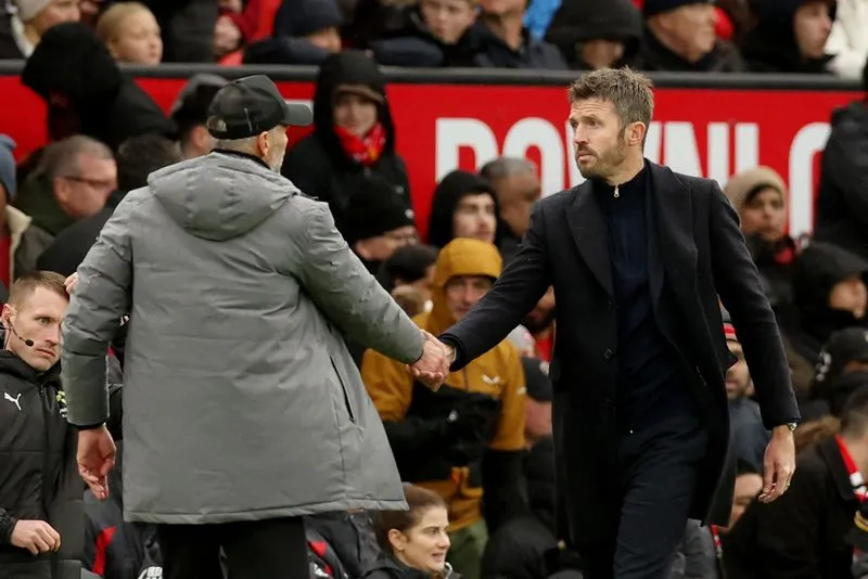 SOCCER-ENGLAND-MUN-BOU:Soccer-United leave Carrick hanging by a thread after Bournemouth loss