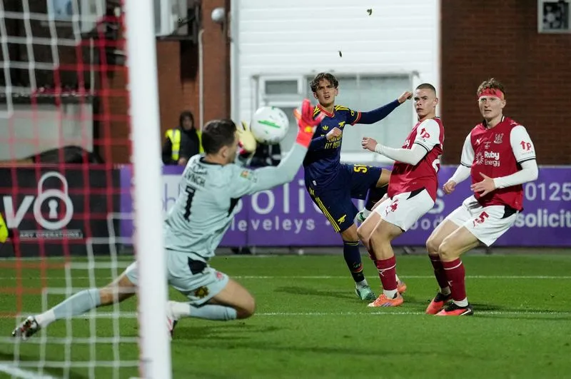 SOCCER-ENGLAND-FLE-ARS:Soccer-Fourth-tier Fleetwood stun Arsenal in League Cup shootout