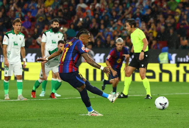SOCCER-SPAIN-BAR-RAC:Soccer-Flick sets record as Barcelona breeze past Racing with Raphinha hat-trick