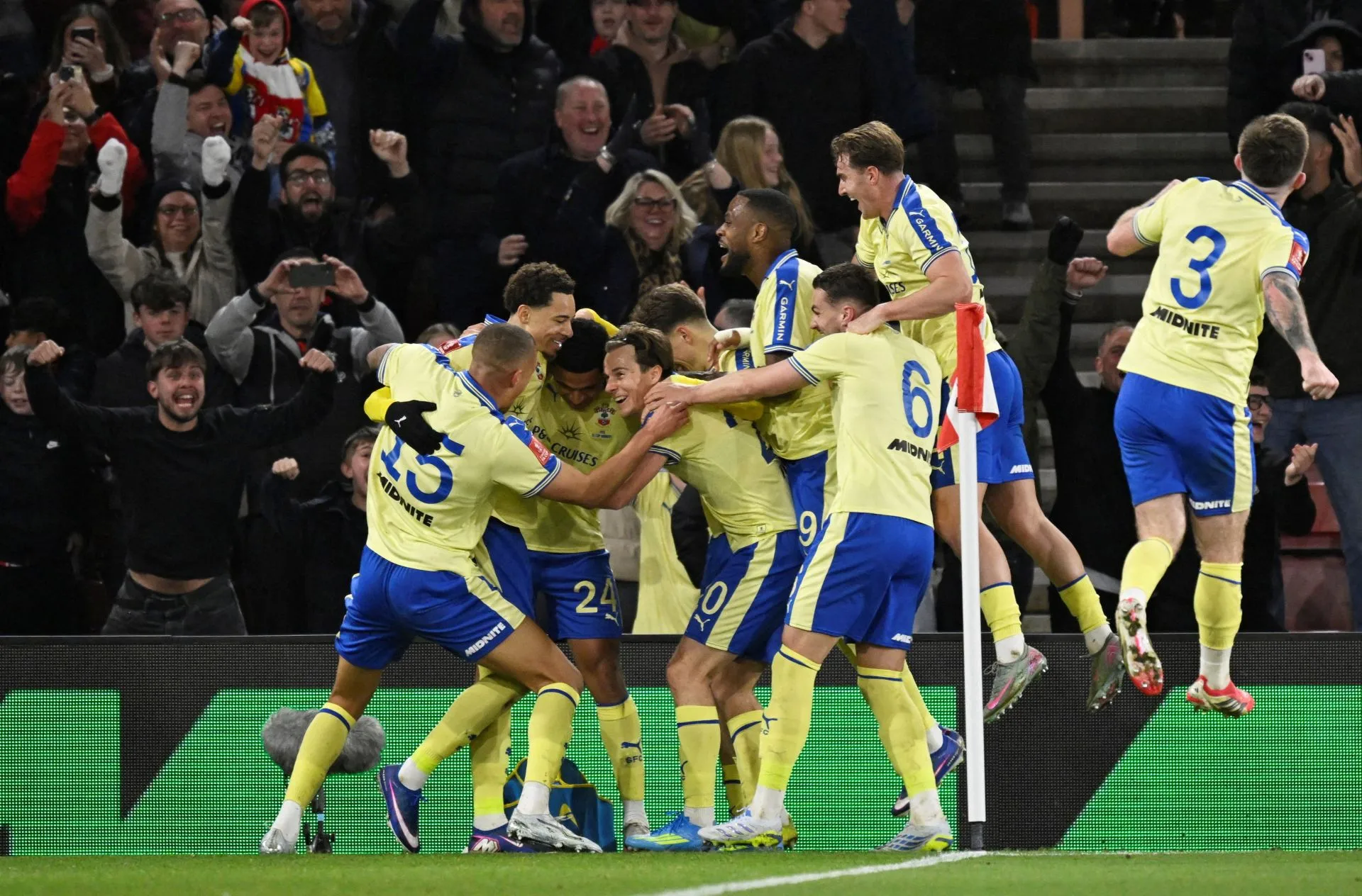 Southampton's Charles nets late winner to stun Arsenal 2-1 in FA Cup
