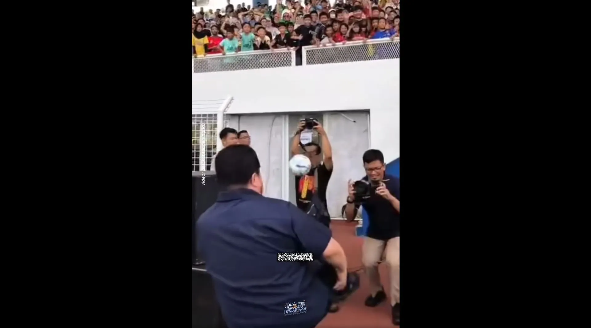 Tendangan Presiden PSSI tepat ke muka petugas media