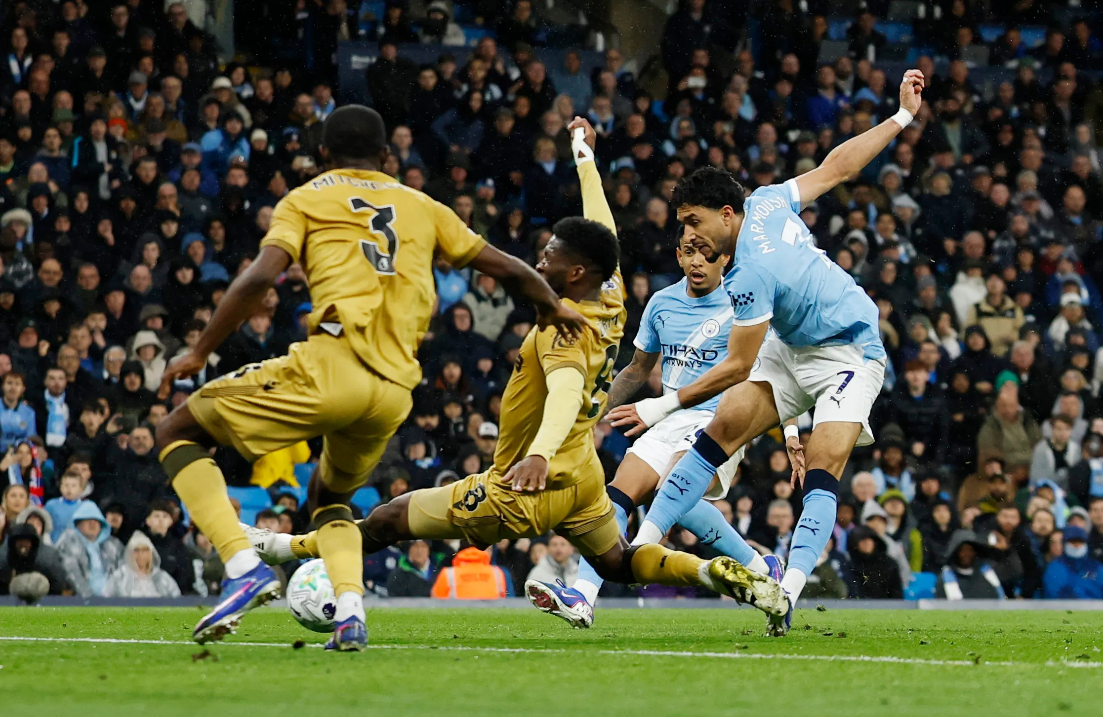 City slice Arsenal's league lead to two points with 3-0 win over Palace