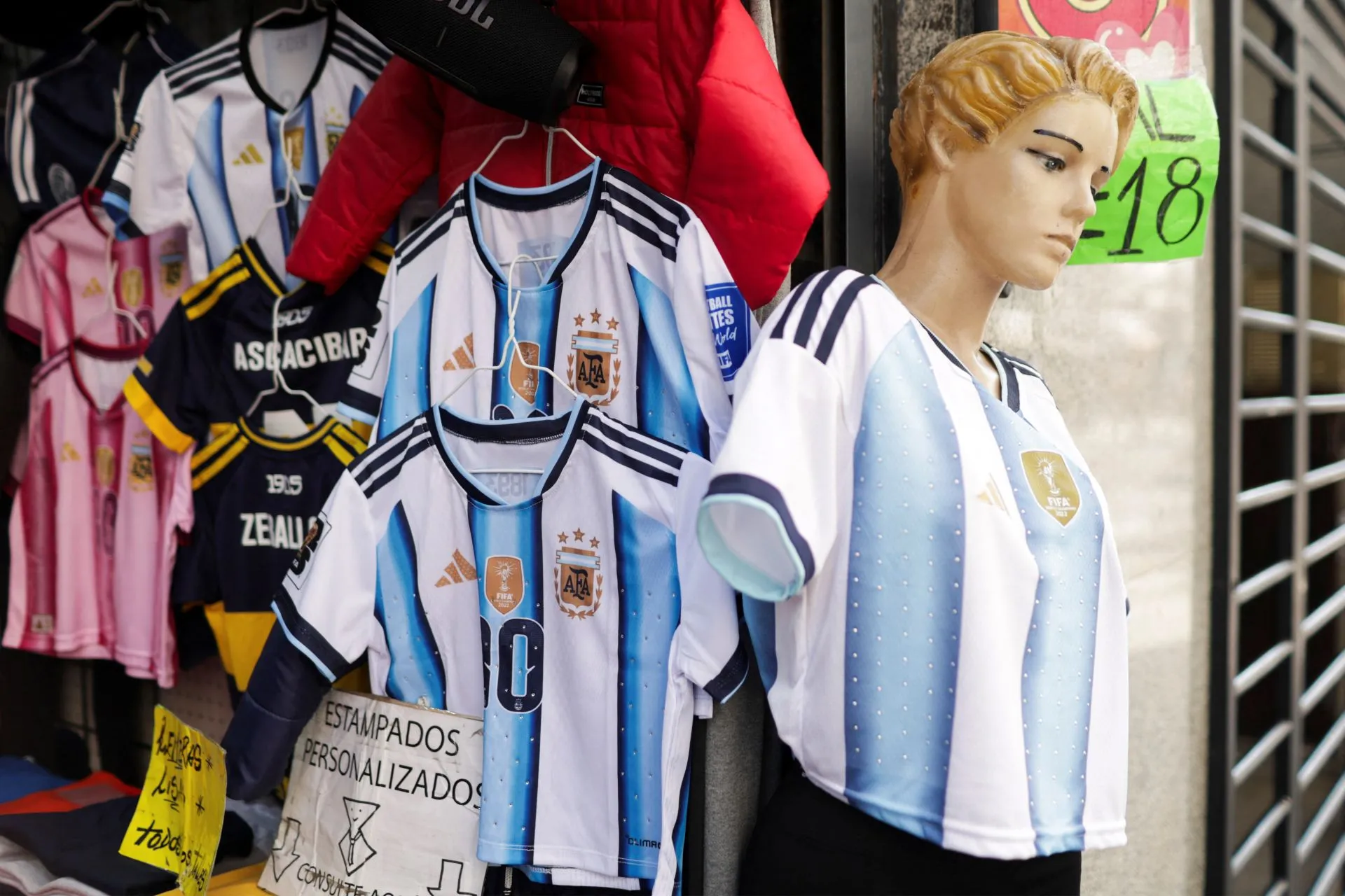 World Cup drives up sales of counterfeit jerseys in Argentina