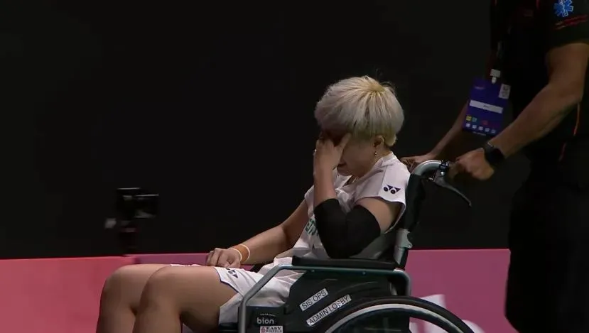 Singapore Open: Ee Wei leaves court in a wheelchair, a day to forget for Malaysia