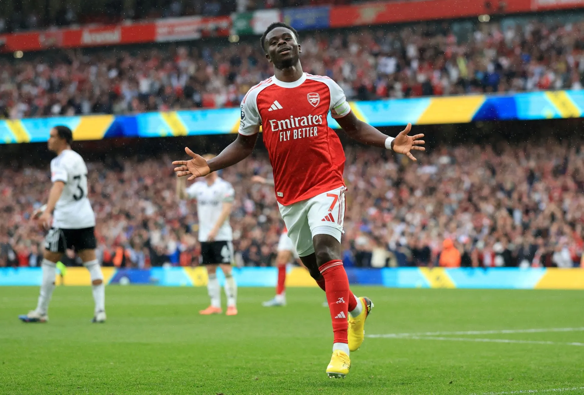 Arsenal blow away Fulham to turn up heat on Man City, West Ham suffer blow