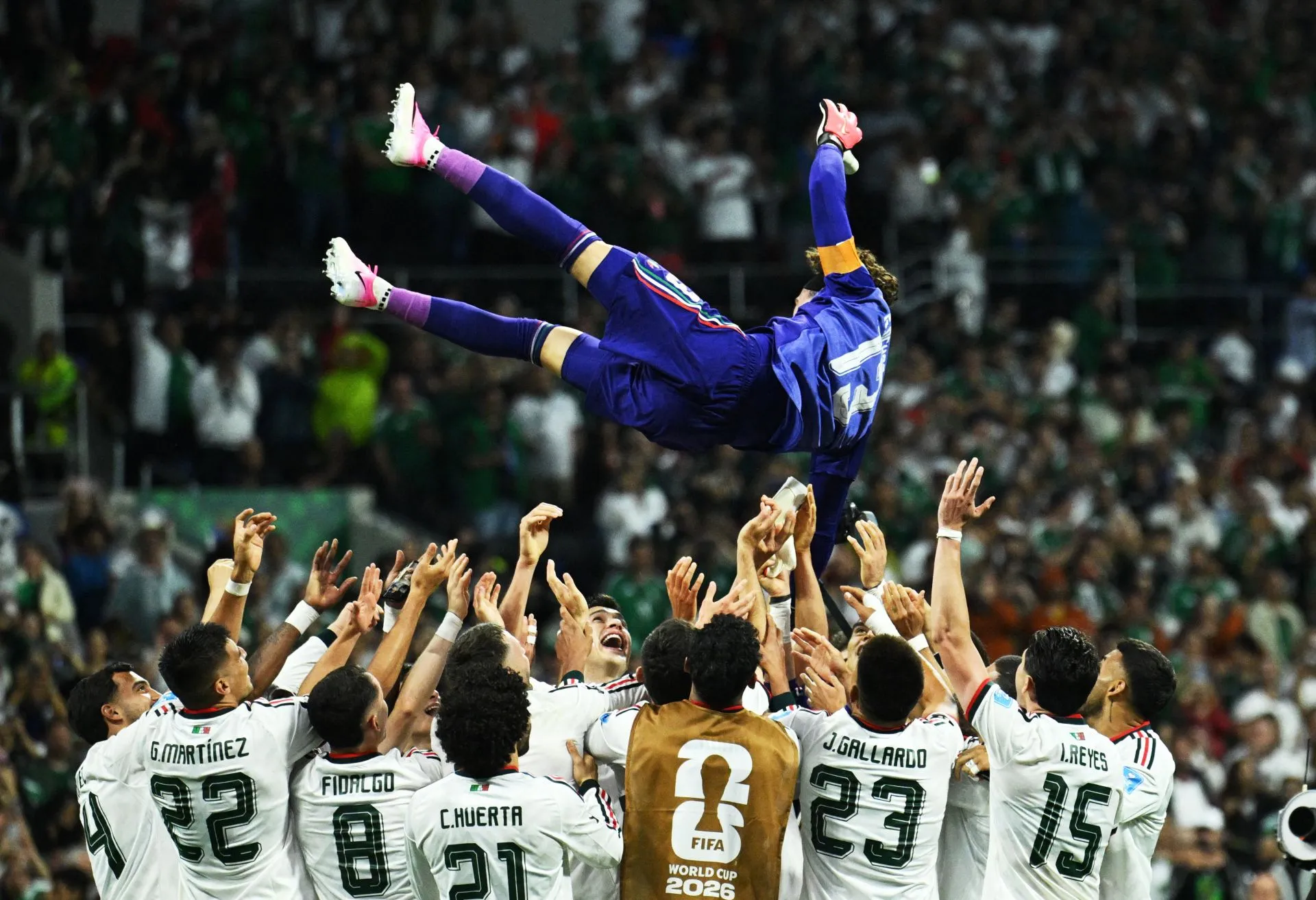 Ochoa gets perfect Azteca send-off as Mexico beat Czechs