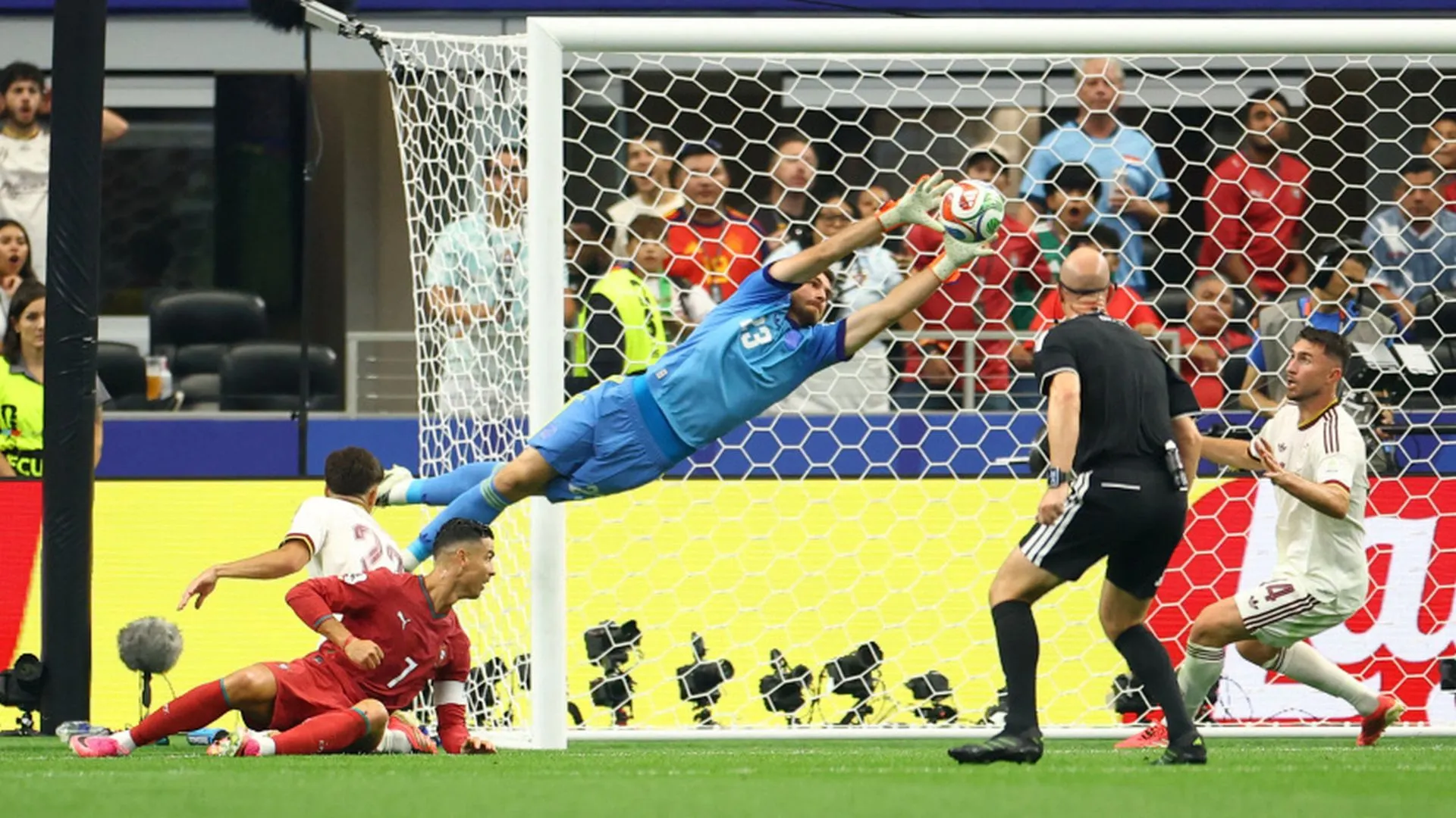 Penjaga gol Sepanyol perbaharui lagi rekod dunia!