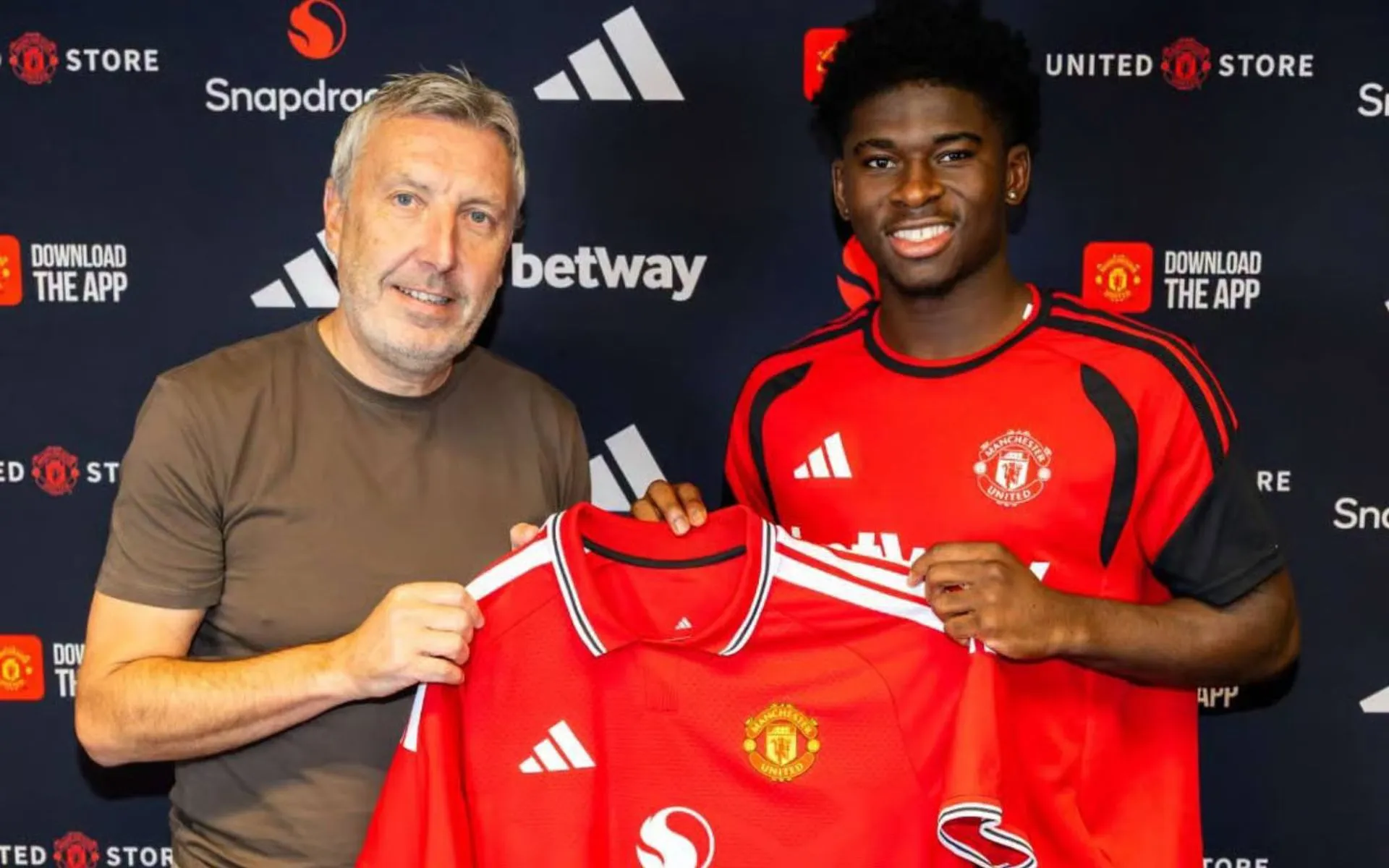 Baru je tandatangan kontrak, terus 'injured' tiga minggu, Carlos Baleba terpaksa tangguh debut bersama Manchester United