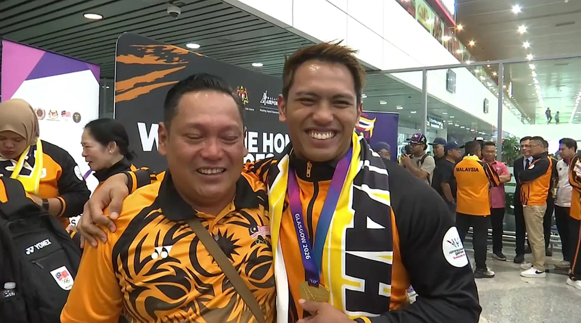 'Anakku bawa pulang pingat emas untuk Ayah' -- Air mata Hidayat Hamidon gugur sambut kejayaan Erry