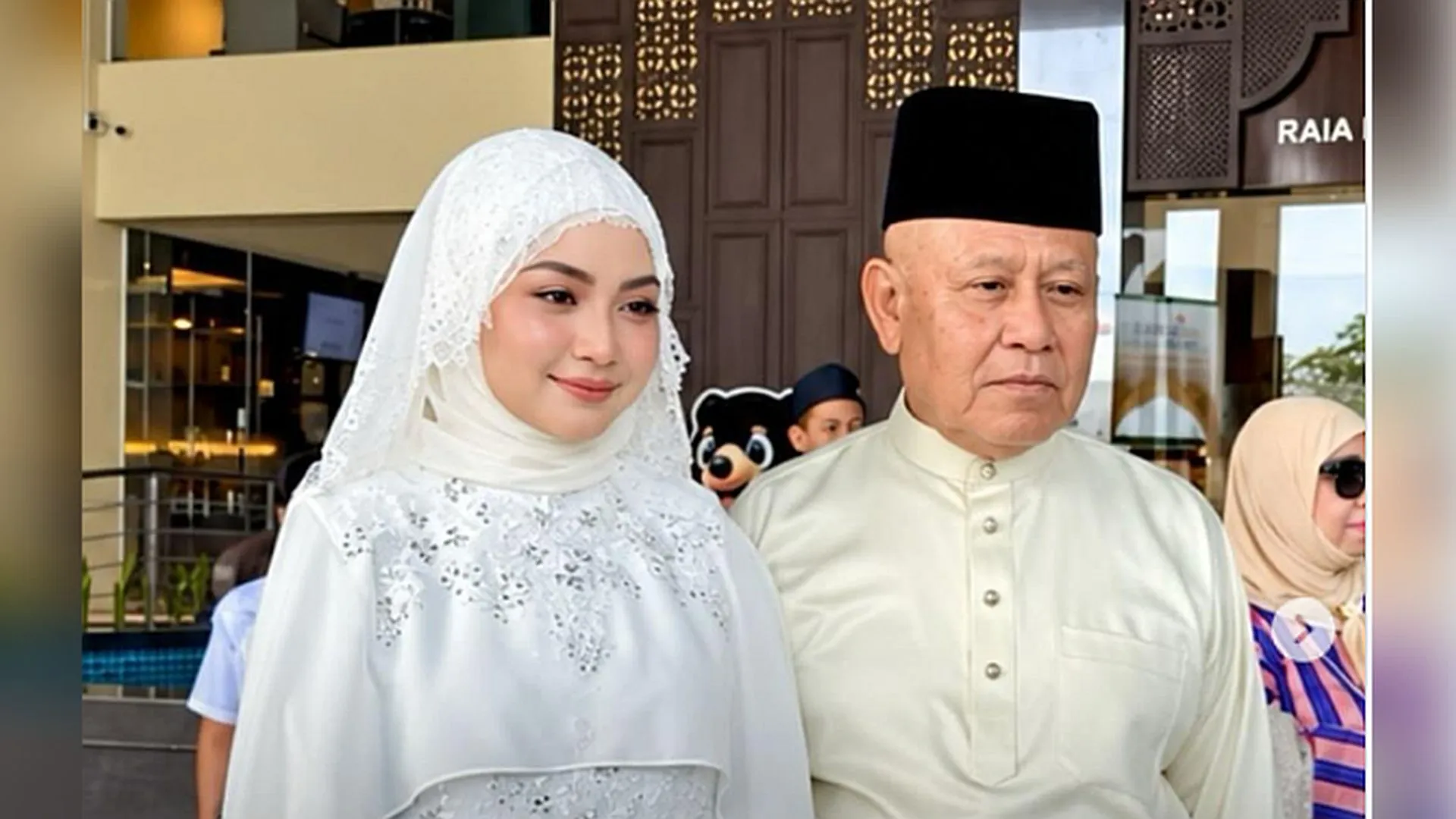 Usia bukan penghalang, legenda bola sepak negara kahwini gadis berusia 20 tahun