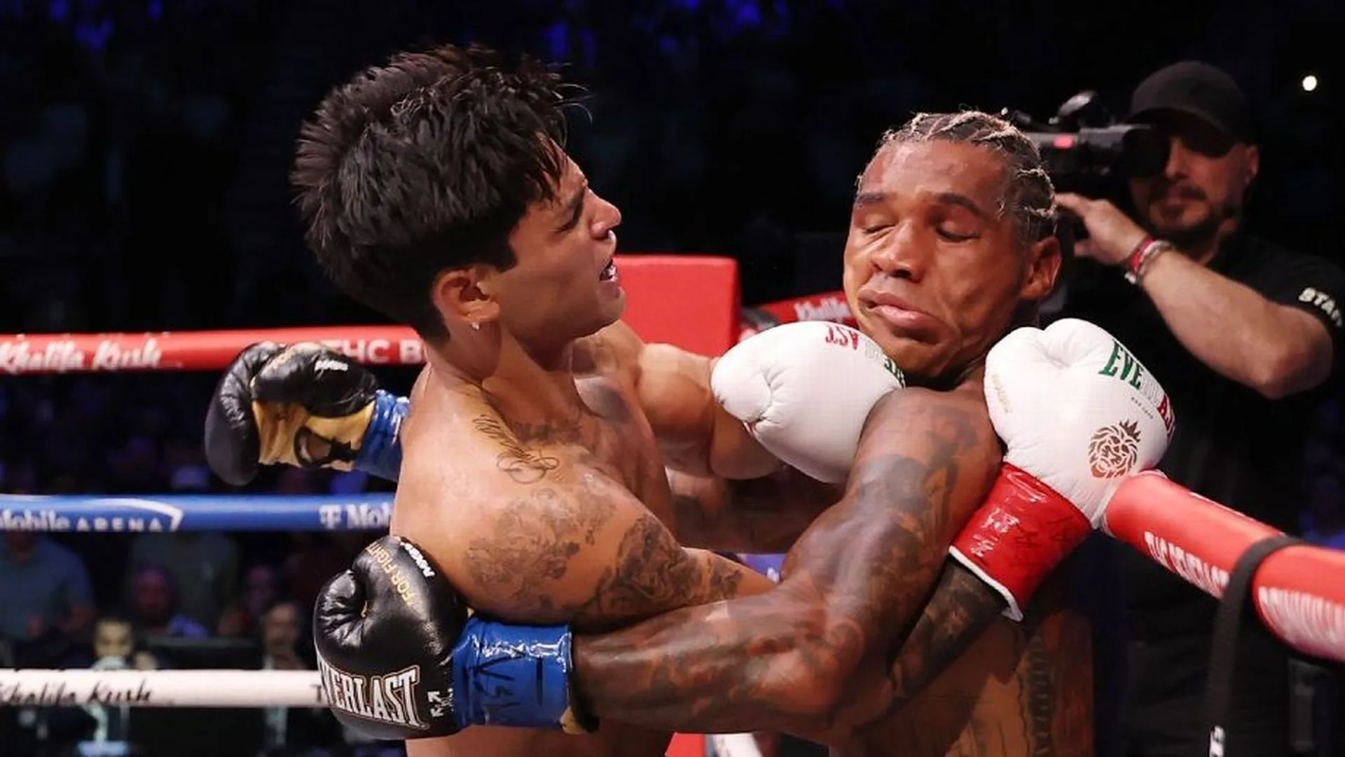 Ryan Garcia tumbangkan Conor Benn dalam dua pusingan
