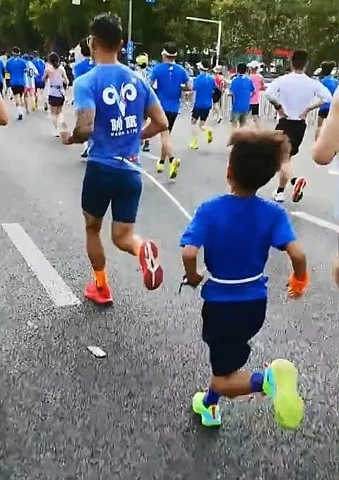 Seorang pelari di China digantung daripada menyertai pertandingan selama tiga tahun selepas tindakannya menarik seorang kanak-kanak lelaki berusia sembilan tahun menggunakan tali ketika menyertai acara separuh maraton mencetuskan kecaman orang ramai.