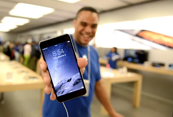 41435974992_PEOPLEUSINGIPHONE.jpg
