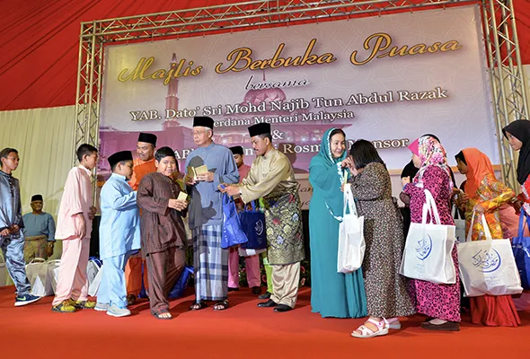 61434935533_NajibBukaPuasa.jpg