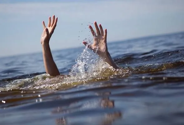 81480258285_DROWNING.jpg