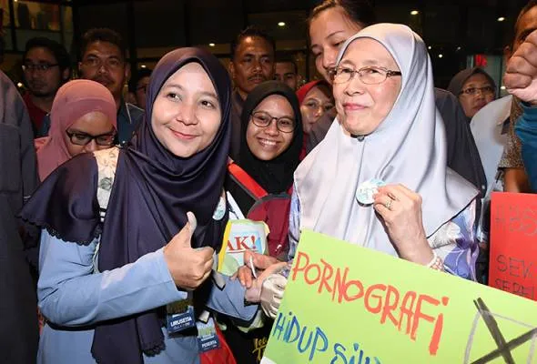 71546294094_WanAzizah.jpg