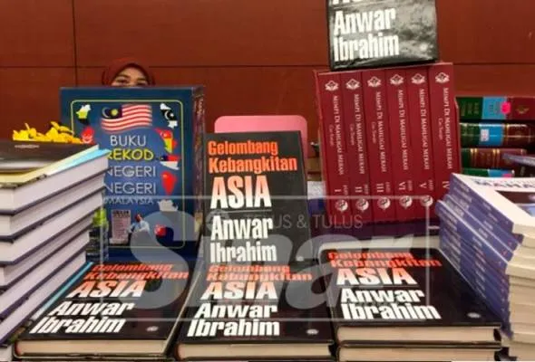 61539598762_BukuKaryaAnwar.jpg