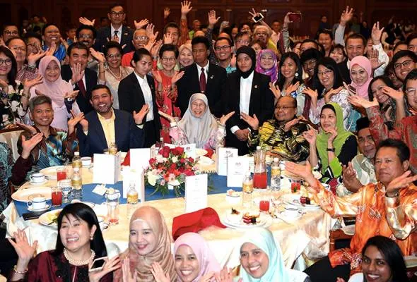 81551221108_WanAzizahBrunei.jpg