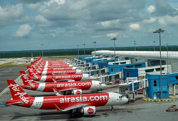 41588219558_AirAsia.jpg