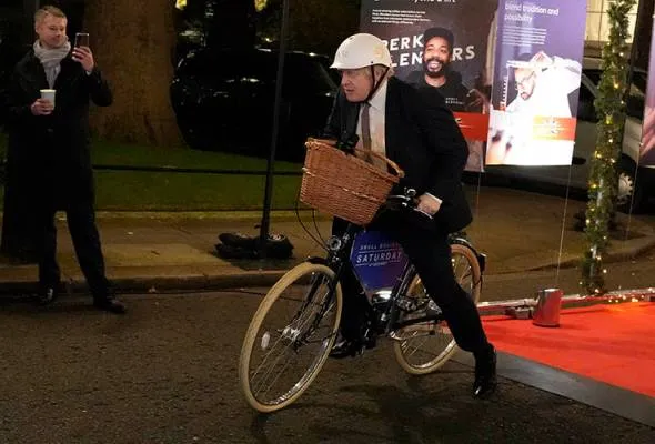 41639263805_ridesabicycle.jpg