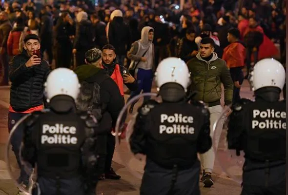 41669947821_Policeriot.jpg
