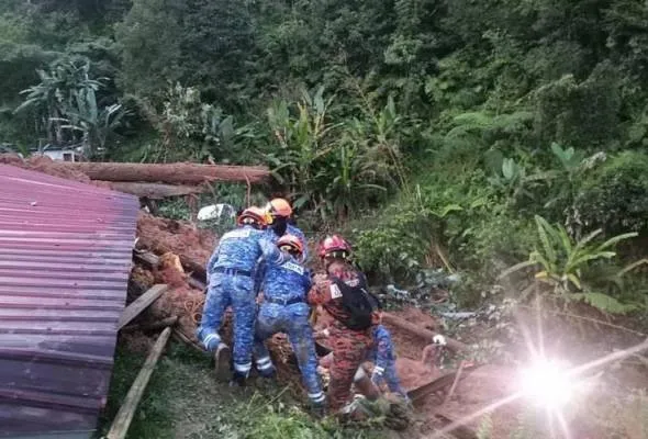 41671155959_TanahRuntuh.jpg
