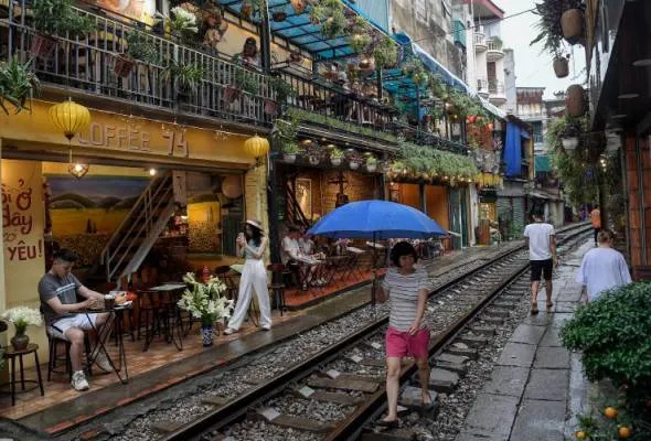 51680768847_HanoiTrainStreet.jpg