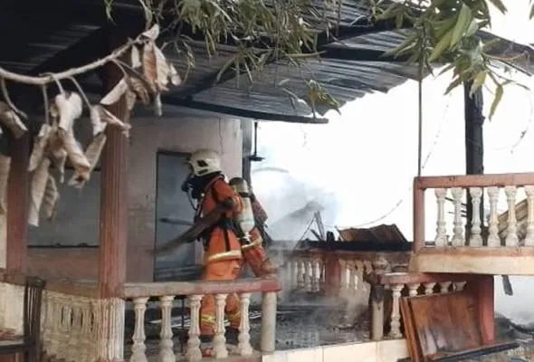 81677205348_rumahterbakar.jpg