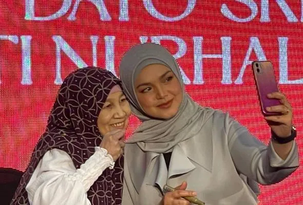 51700829662_SitiNurhaliza.jpg