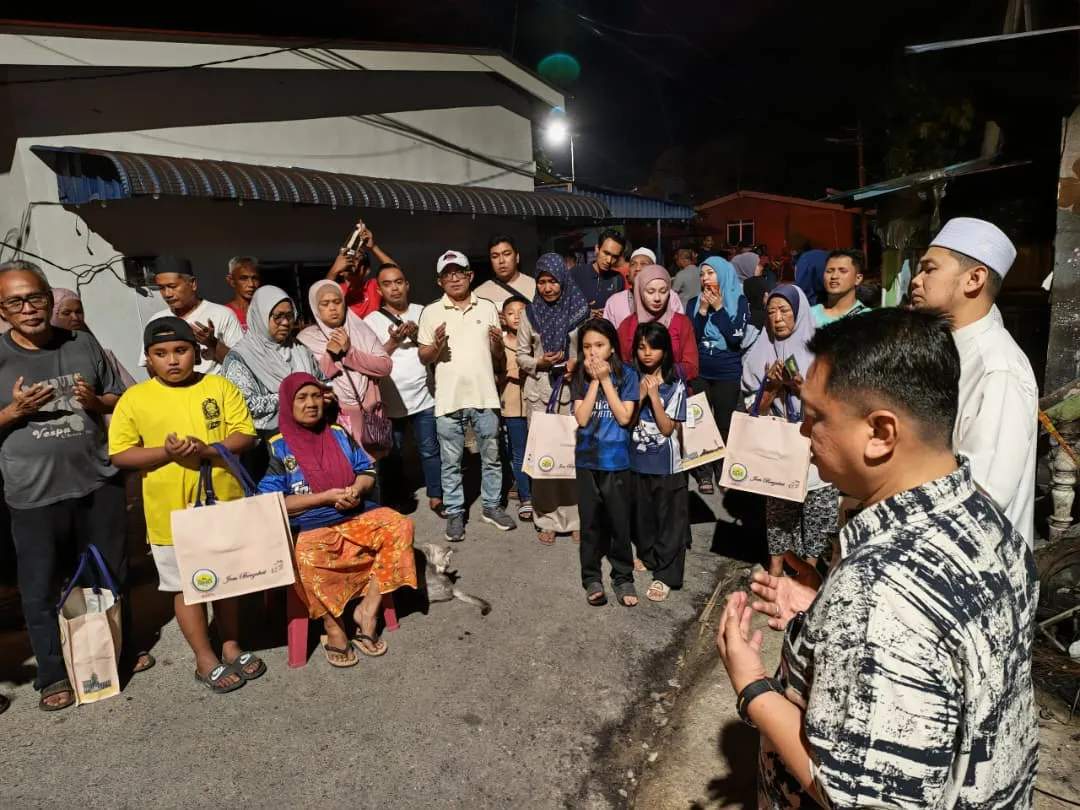 Raja Muda Perlis turut berkenan menyempurnakan penyampaian sumbangan kepada semua mangsa terlibat, sebagai bantuan segera bagi meringankan beban mereka.