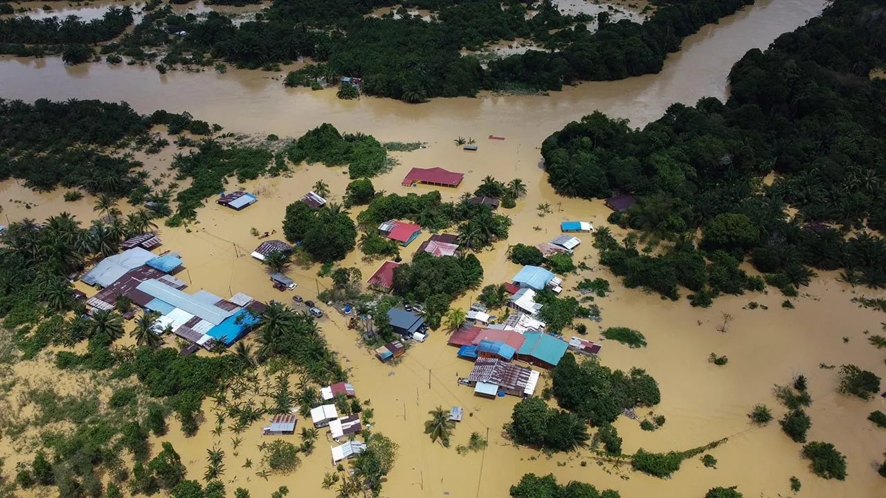 PAITAN, 21 Feb -- Beberapa buah rumah penduduk kampung ditenggelami air banjir ketika tinjauan di Pekan Paitan hari ini. BERNAMA