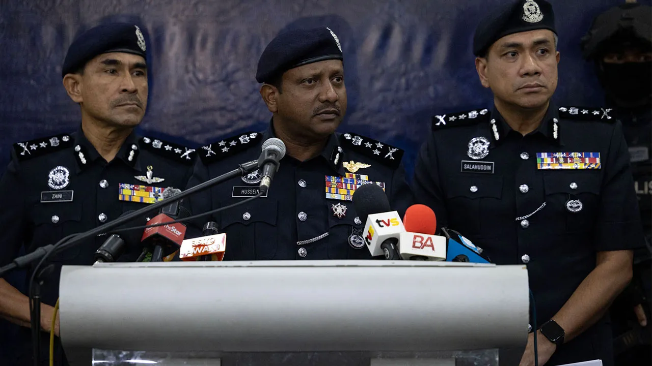 Shah Alam ,19 February 2026. Pengarah Jabatan Siasatan Jenayah Narkotik Datuk Hussein Omar Khan pada sidang media di Mes Pegawai Kanan Polis IPK Selangor.Astro AWANI / SHAHIR OMAR