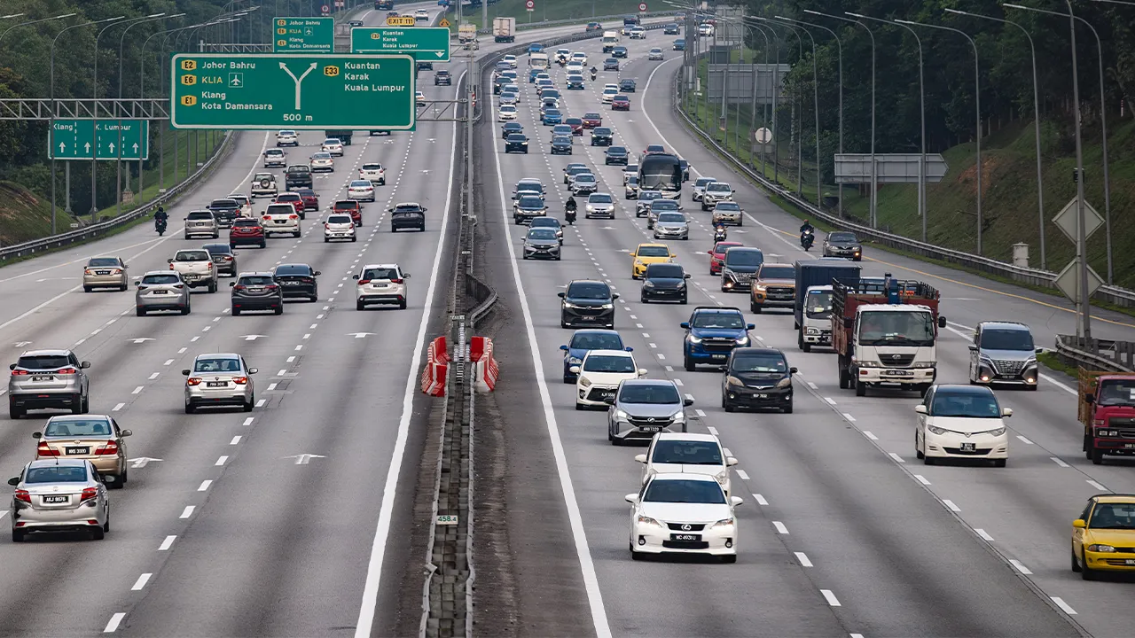 KUALA LUMPUR, 24 Dis -- Aliran trafik di KM458 arah utara Lebuhraya Utara-Selatan (PLUS) bergerak lancar meskipun meningkat ketika tinjauan sempena cuti sekolah dan perayaan Krismas setakat jam 5.00 petang hari ini.  --fotoBERNAMA (2025) HAK CIPTA TERPELIHARA